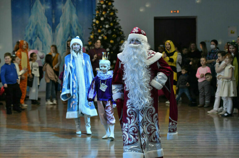 Минпросвещения: Новогодние елки пройдут во всех российских школах