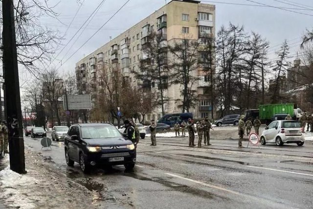 Украинские военные развернули блокпосты на центральных улицах Киева