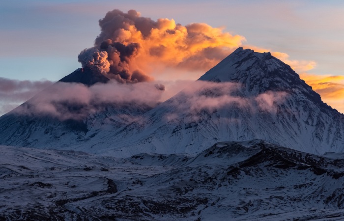 Вулкан Ключевской на Камчатке выбросил семикилометровый столб пепла