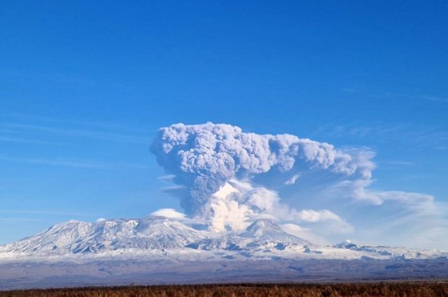 Вулкан Ключевской на Камчатке выбросил столб пепла высотой до 6 км