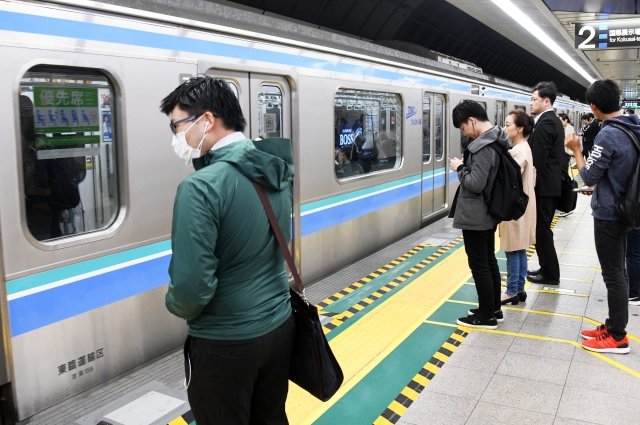 Напавшая на пассажиров метро в Токио женщина заявила, что хотела их убить