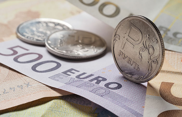 Рубль слегка укрепляется к евро и юаню на старте торгов в пятницу
