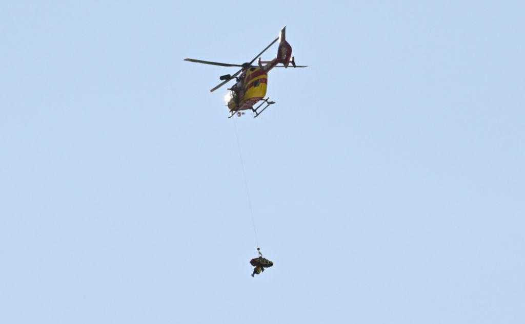 Горнолыжника эвакуировали на вертолете после падения на этапе Кубка мира