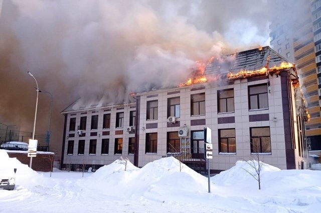 Крыша гостиницы «Астория» горит в центре Казани