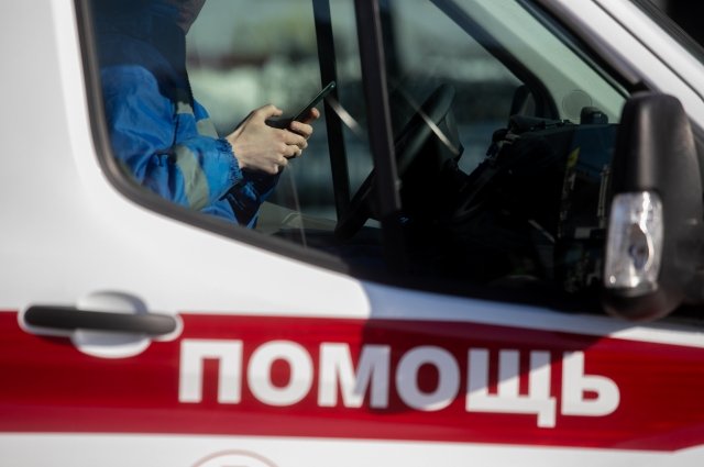 Четыре человека попали в больницу после наезда «Нивы» на остановку в Москве