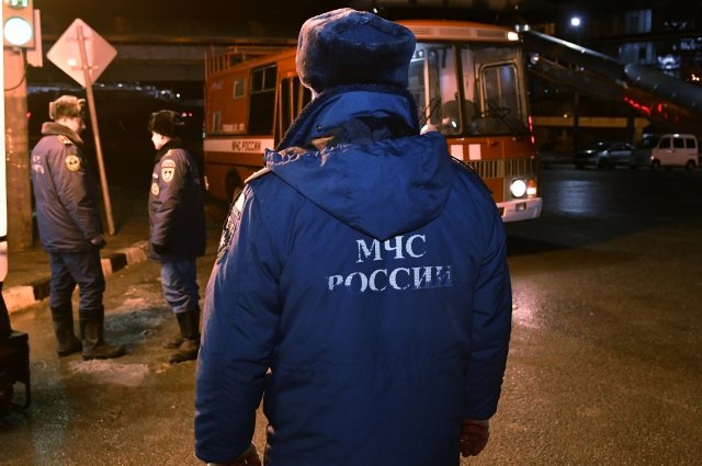В Екатеринбурге спасатели сняли вышедшую на карниз балкона женщину