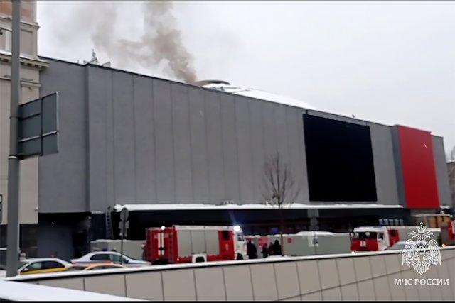 Площадь пожара в Театре сатиры в Москве выросла до 350 кв. метров