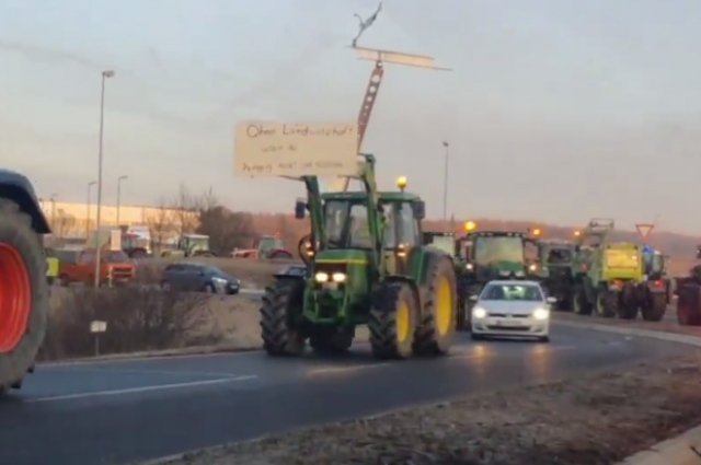 Немецкие фермеры на 200 тракторах заблокировали трассу в сторону Штутгарта