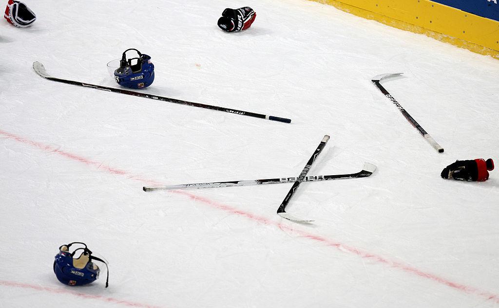 В Канаде хоккеист серьезно травмировал вратаря, проведя удушающий захват