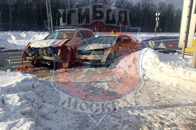 Три человека пострадали в ДТП с участием такси на юго-западе Москвы