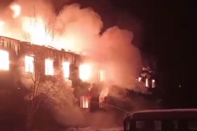 Пожар в жилом доме в Иркутской области охватил 700 кв. м