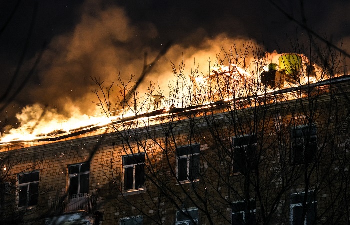 Огонь охватил кровлю шестиэтажки на севере Москвы на площади 2 тыс. кв. м