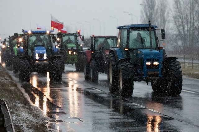 Польские фермеры начали нападать на фуры украинцев на границе