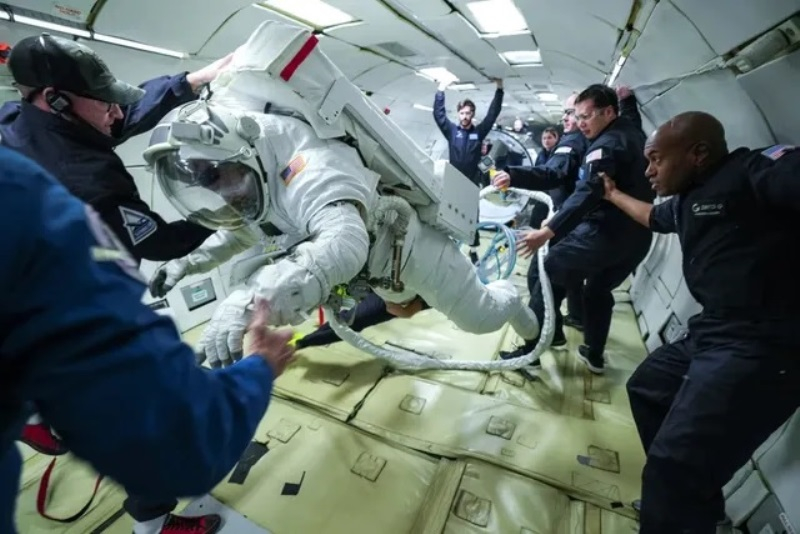 Новый скафандр для американских астронавтов испытали в условиях микрогравитации