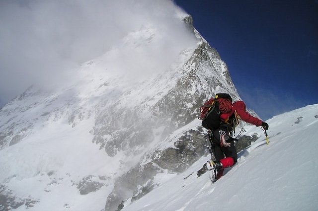 В Киргизии во время спуска в непогоду пропал известный российский альпинист