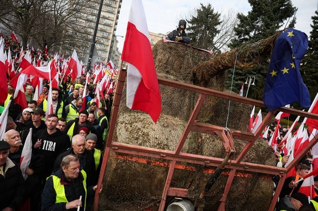 В Польше фермеры заблокировали соломой входы в офисы политических партий