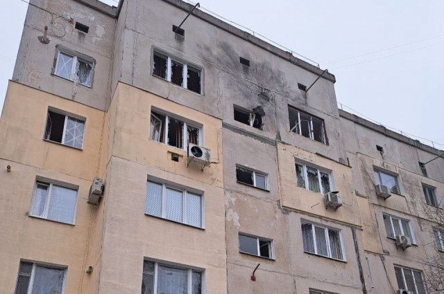 ВСУ атаковали дроном-камикадзе пятиэтажный дом в Новой Каховке