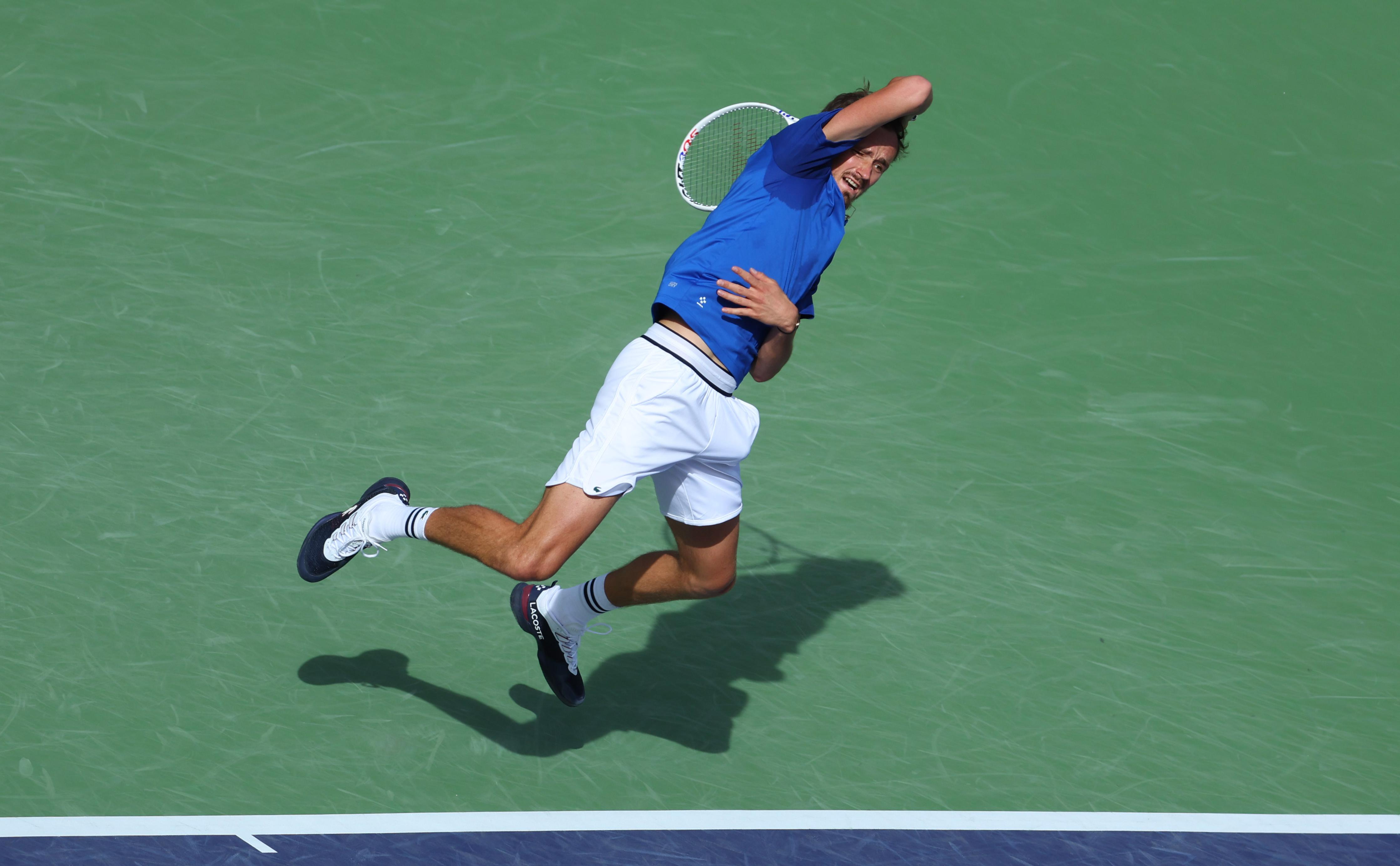 Медведев вышел в полуфинал теннисного турнира в США