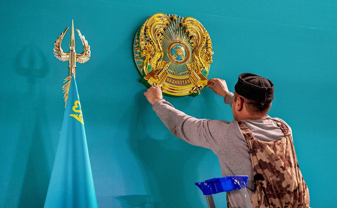 Токаев предложил изменить герб из-за «признаков советской эпохи»