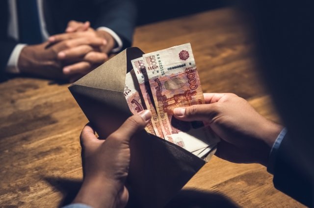 Москвичу грозит срок до 6 лет за поднятый с земли конверт с валютой