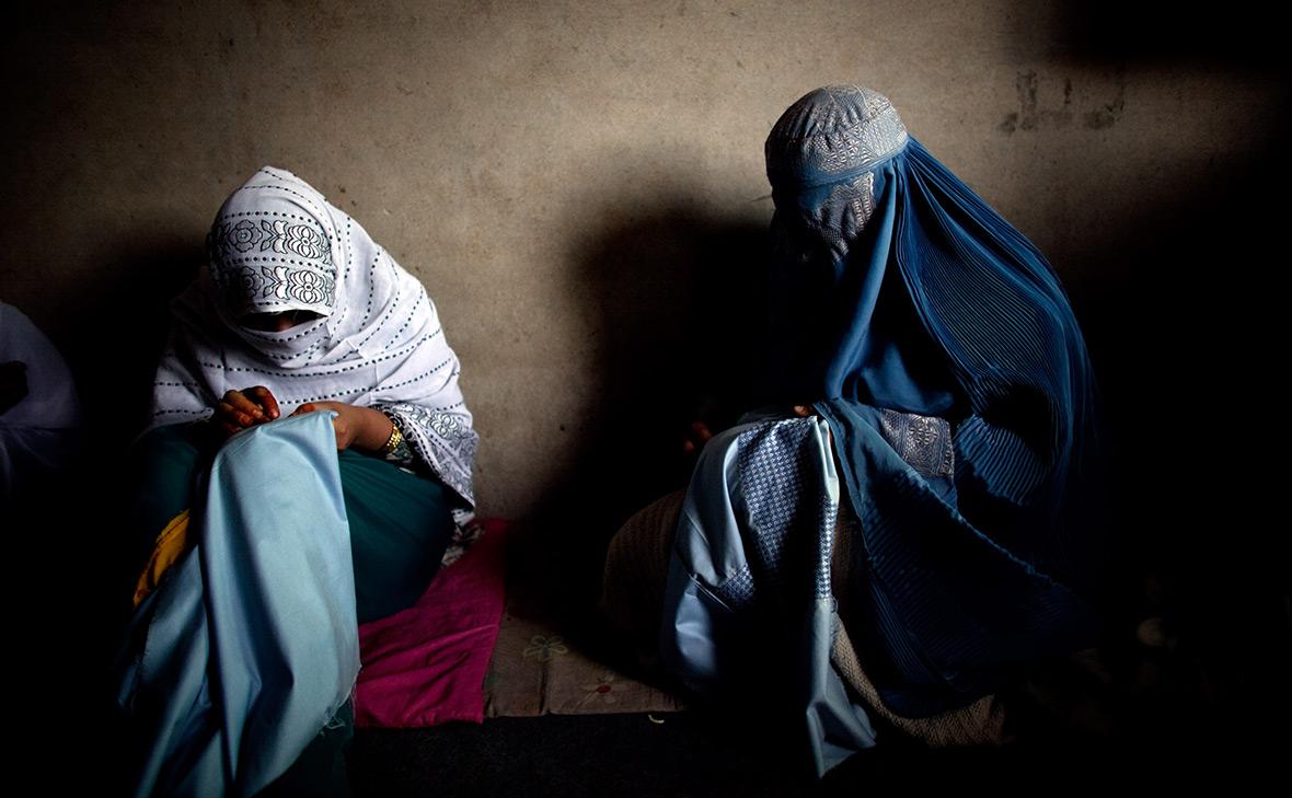 Талибы решили насмерть забивать камнями женщин за измену