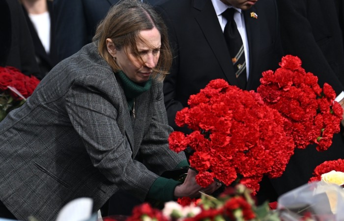 Сотрудники более 130 дипмиссий возложили цветы к стихийному мемориалу у Crocus