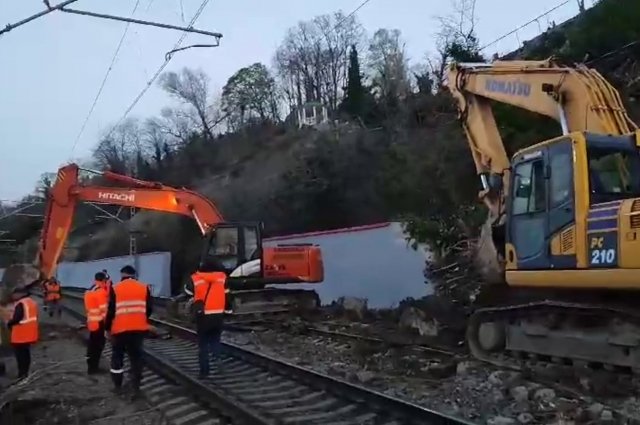 СКЖД: движение поездов в районе Сочи нарушено из-за схода грунта на пути