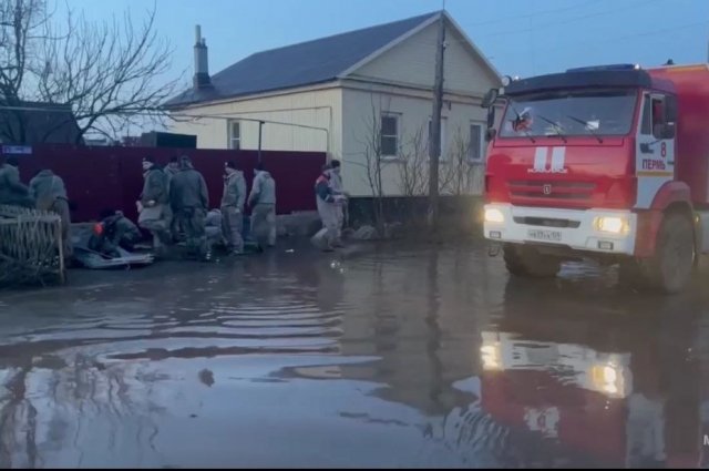 Спасатели продолжают эвакуировать жителей Орска после прорыва дамбы
