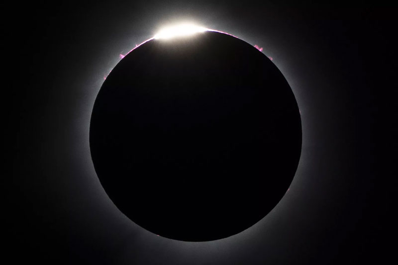 NASA показало, как солнечное затмение выглядит из космоса — для этого орбиту МКС корректировали месяцами