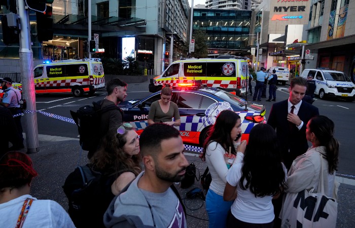 В Сиднее пять человек погибли при нападении мужчины с ножом в торговом центре