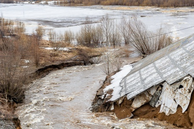 В Томске из-за паводка разрушается насыпная дамба у Коммунального моста