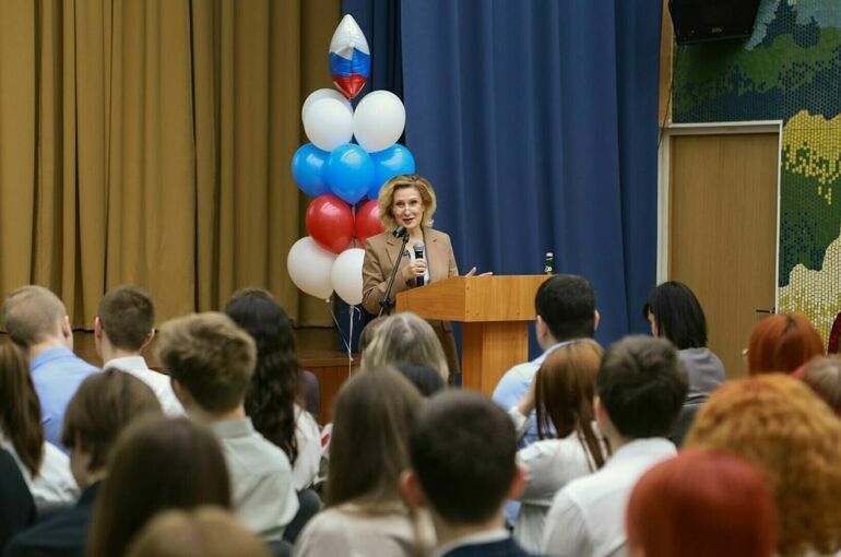 Сенатор Святенко провела «Разговор о важном» в московской школе