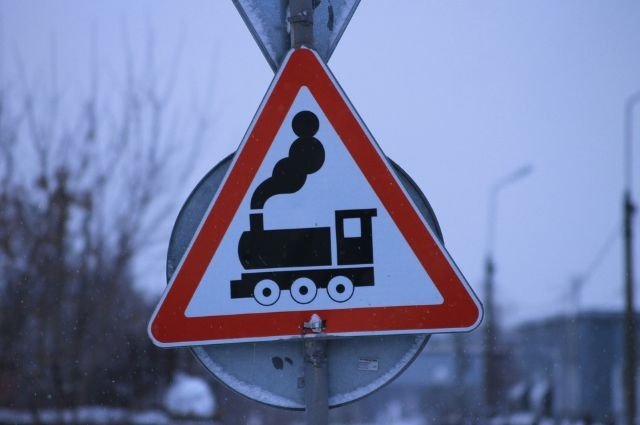 Авто попало под грузовой поезд на железной дороге в Нижегородской области