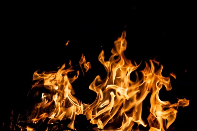 Из-за пожара на электромеханическом заводе в Воронеже пострадали 2 человека