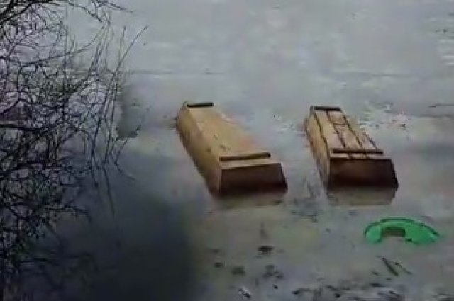 Жителей  Мордовии напугали всплывающие на озере гробы