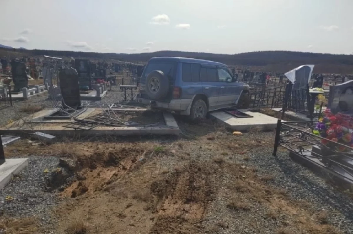 На Сахалине задержали мужчину, устроившего гонки на кладбище