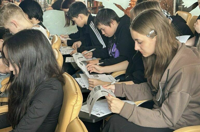 Ямальцы написали письма участникам СВО в рамках Диктанта Победы