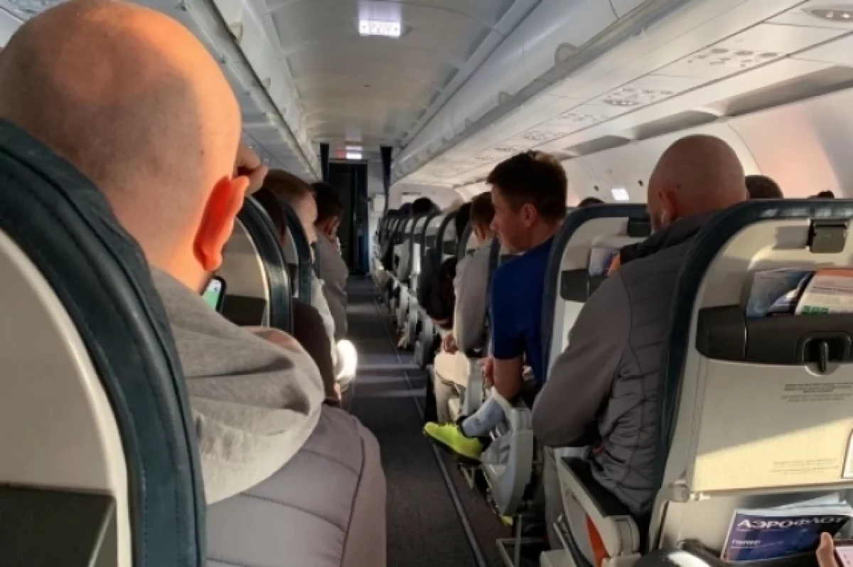 Пассажир рейса Ереван — Москва попытался открыть дверь во время полета