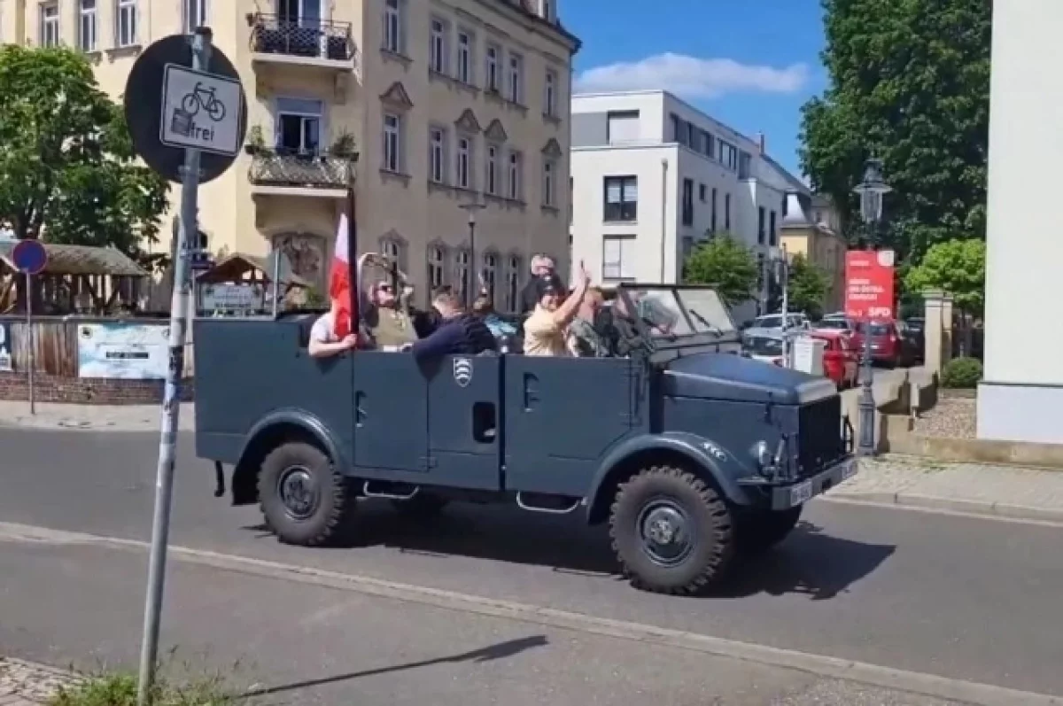 В ФРГ мужчины катались на военном авто и показывали нацистское приветствие