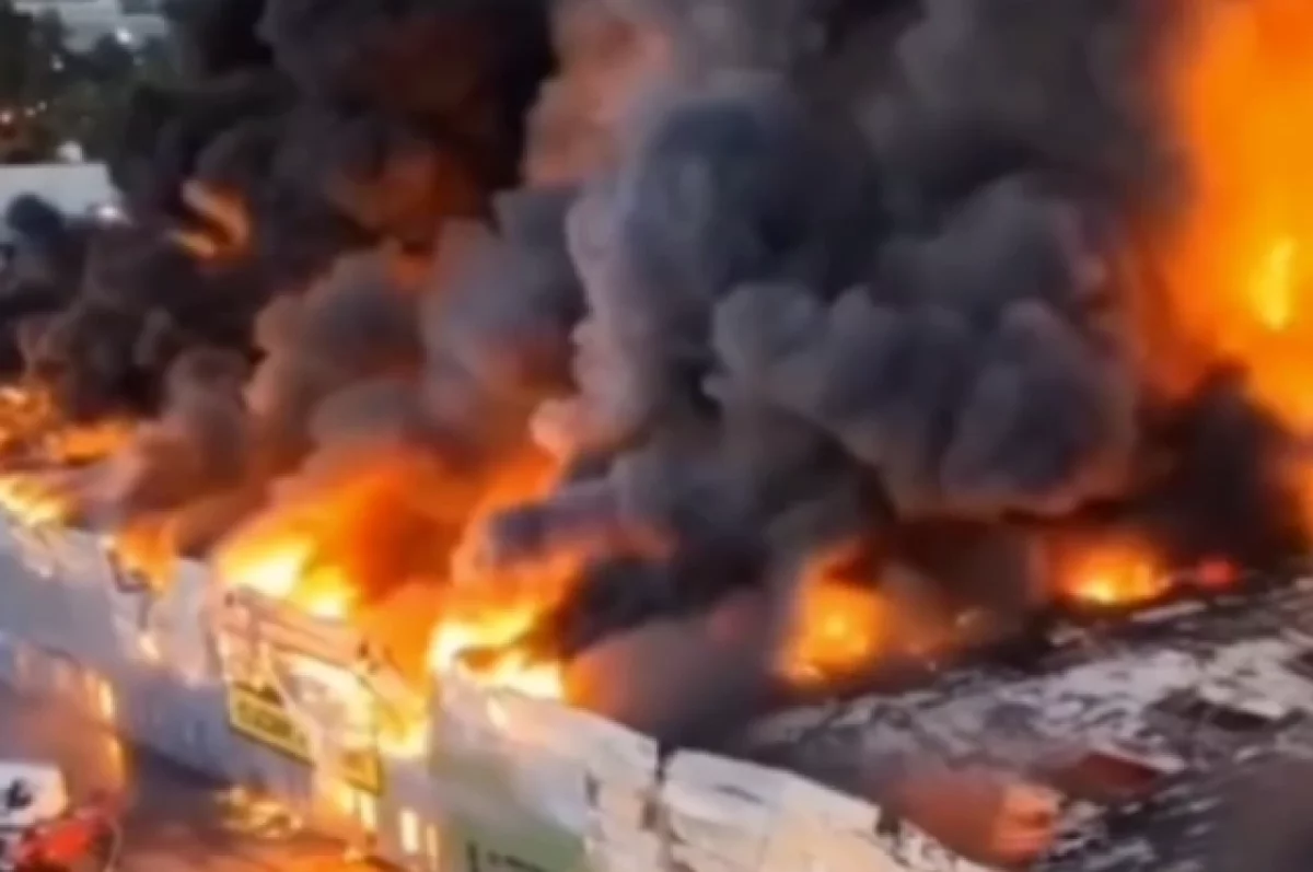 Мощный пожар почти уничтожил ТЦ площадью 140 тыс. «квадратов» в Варшаве