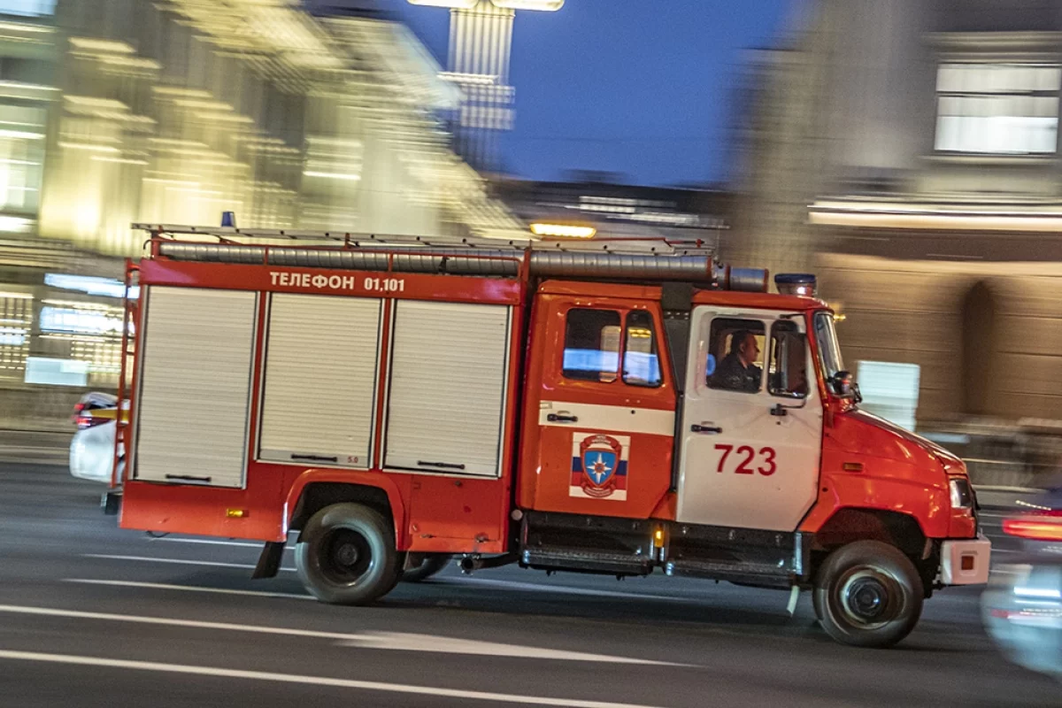 В Мытищах разгорелся мощный пожар на штрафстоянке