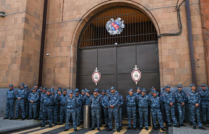 Полиция взяла под усиленный контроль здание правительства Армении