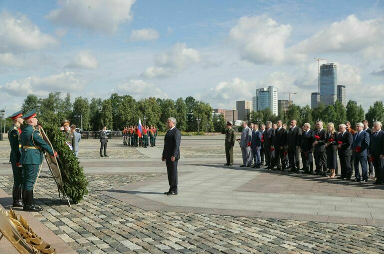 Володин и депутаты возложили венок к Вечному огню в Парке Победы