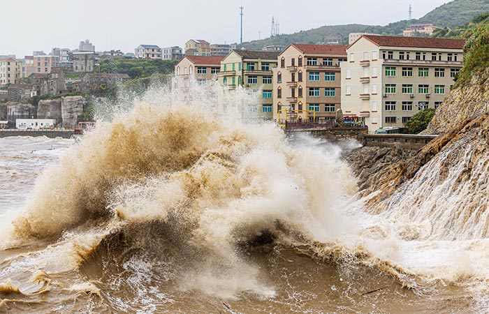 Почти 300 тыс. человек на юго-востоке КНР эвакуированы из-за тайфуна "Гаеми"