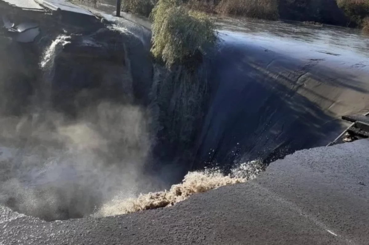 В Шелаболихинском районе Алтайского края прорвало дамбу