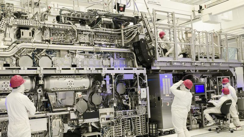 Intel завершила сборку второй литографической системы класса High-NA EUV