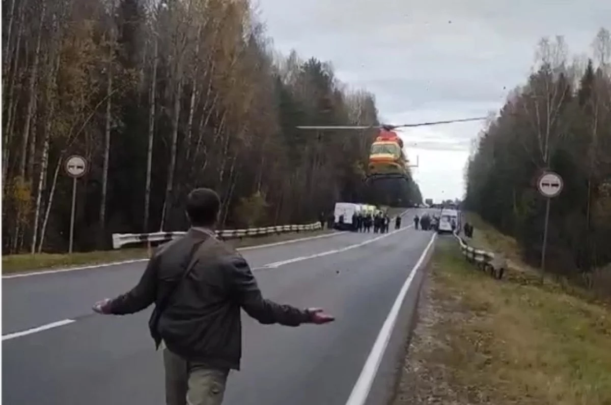 НССА: пострадавших эвакуировали с места жесткой посадки вертолета в лесу