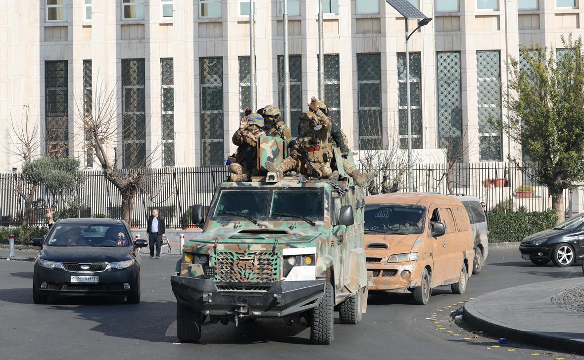 Новые власти Сирии приказали боевикам покинуть города