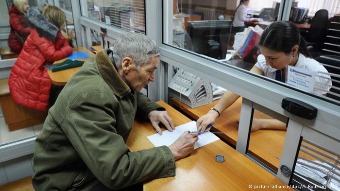 Минтруд предсказывает три года снижения реальных пенсий в России