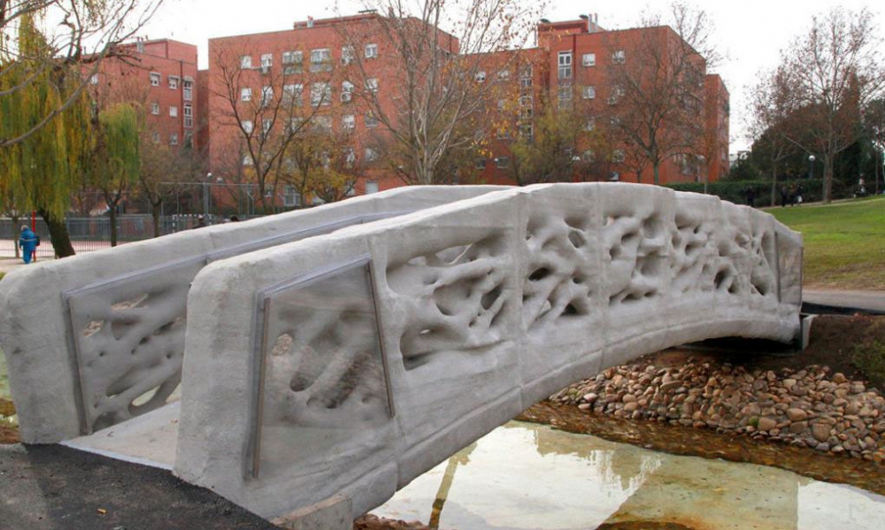 В Испании появился первый в мире пешеходный мост, напечатанный на 3D-принтере